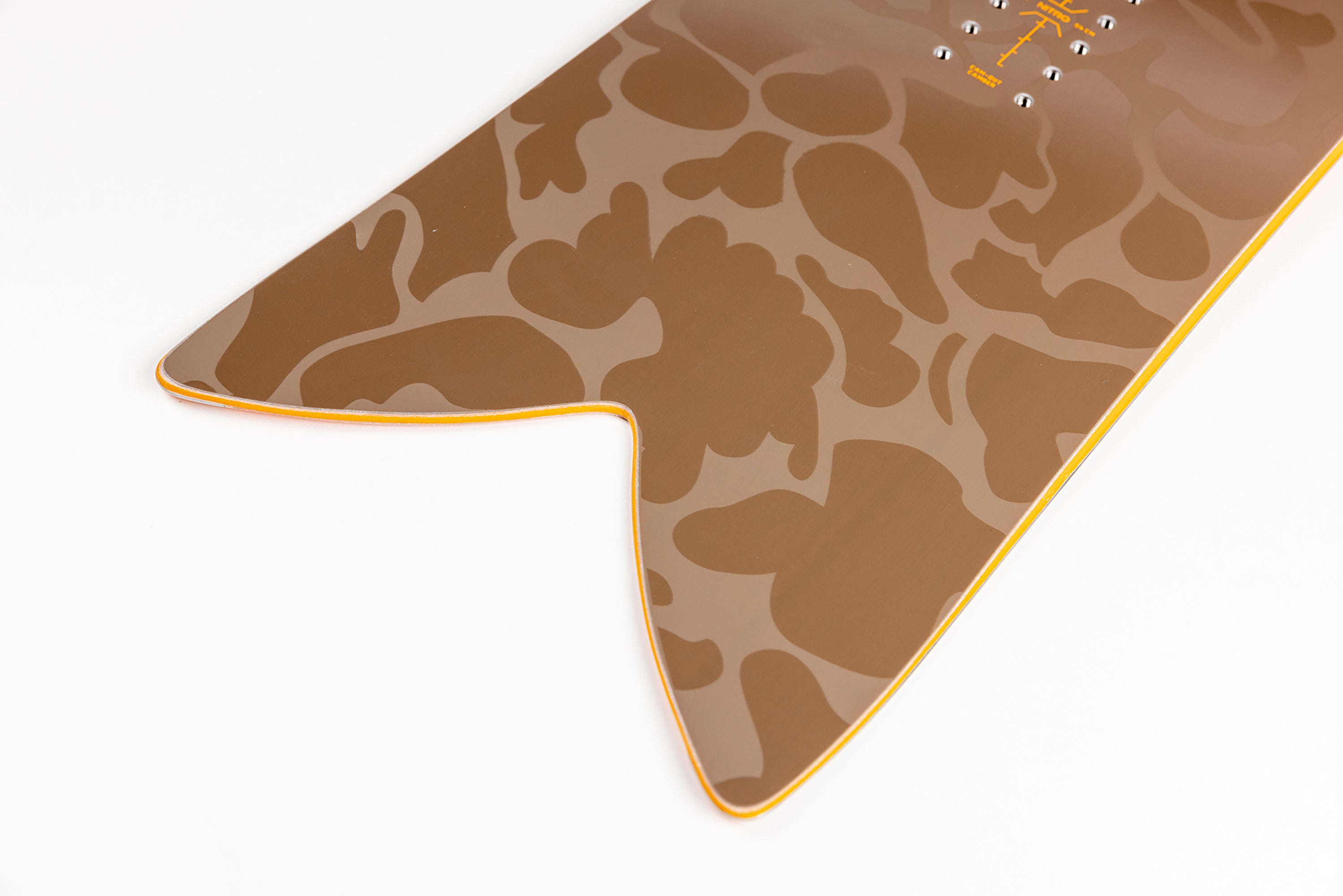 Nitro Fintwin 154W planche snowboard swallowtail poudreuse